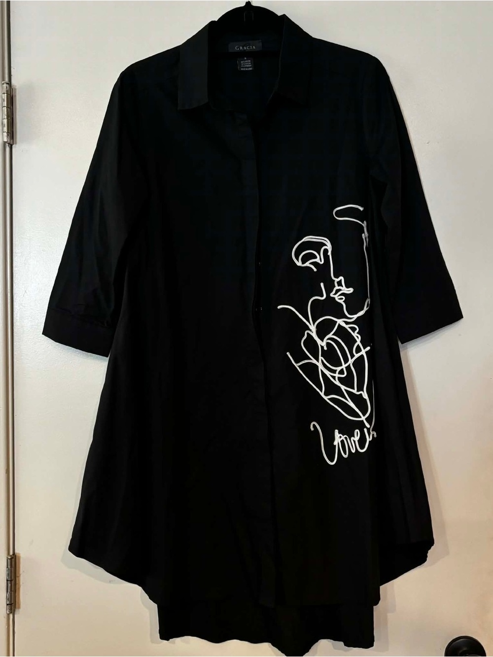 Gracia black tunic shirt dress white embroidered abstract face love script Sz S